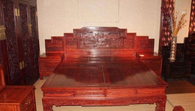 紅木家具有哪些特點(diǎn)，我們?nèi)绾伪ｐB(yǎng)